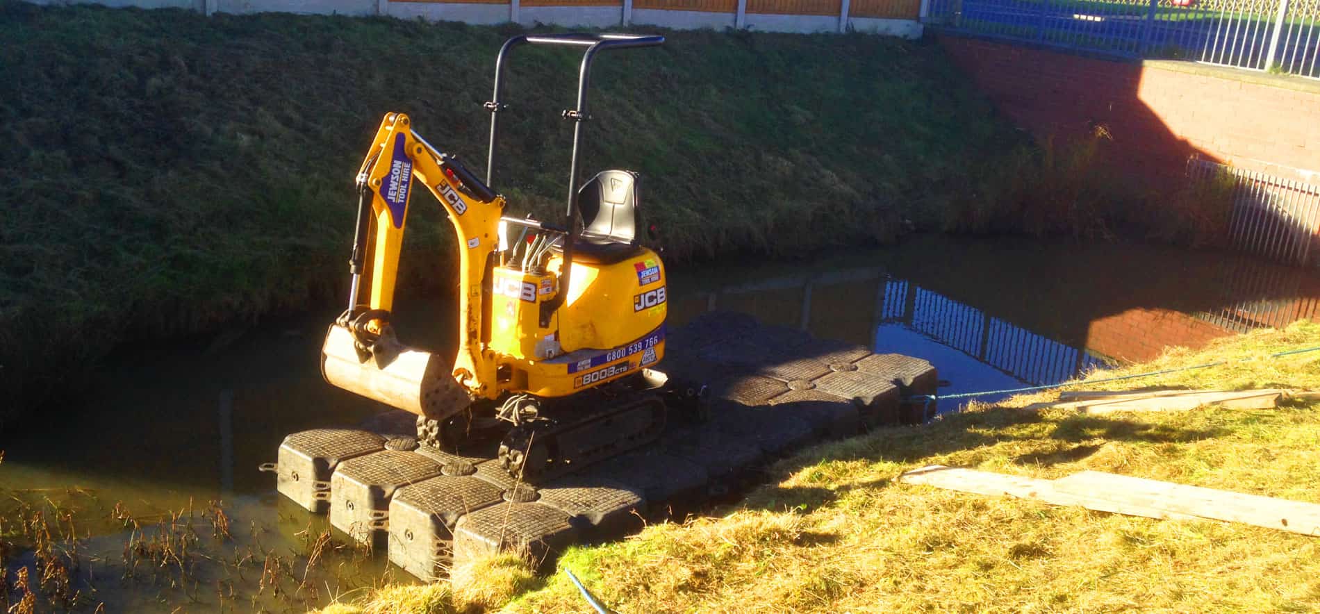 Floating work platform supporting maintenance operations on a watercourse