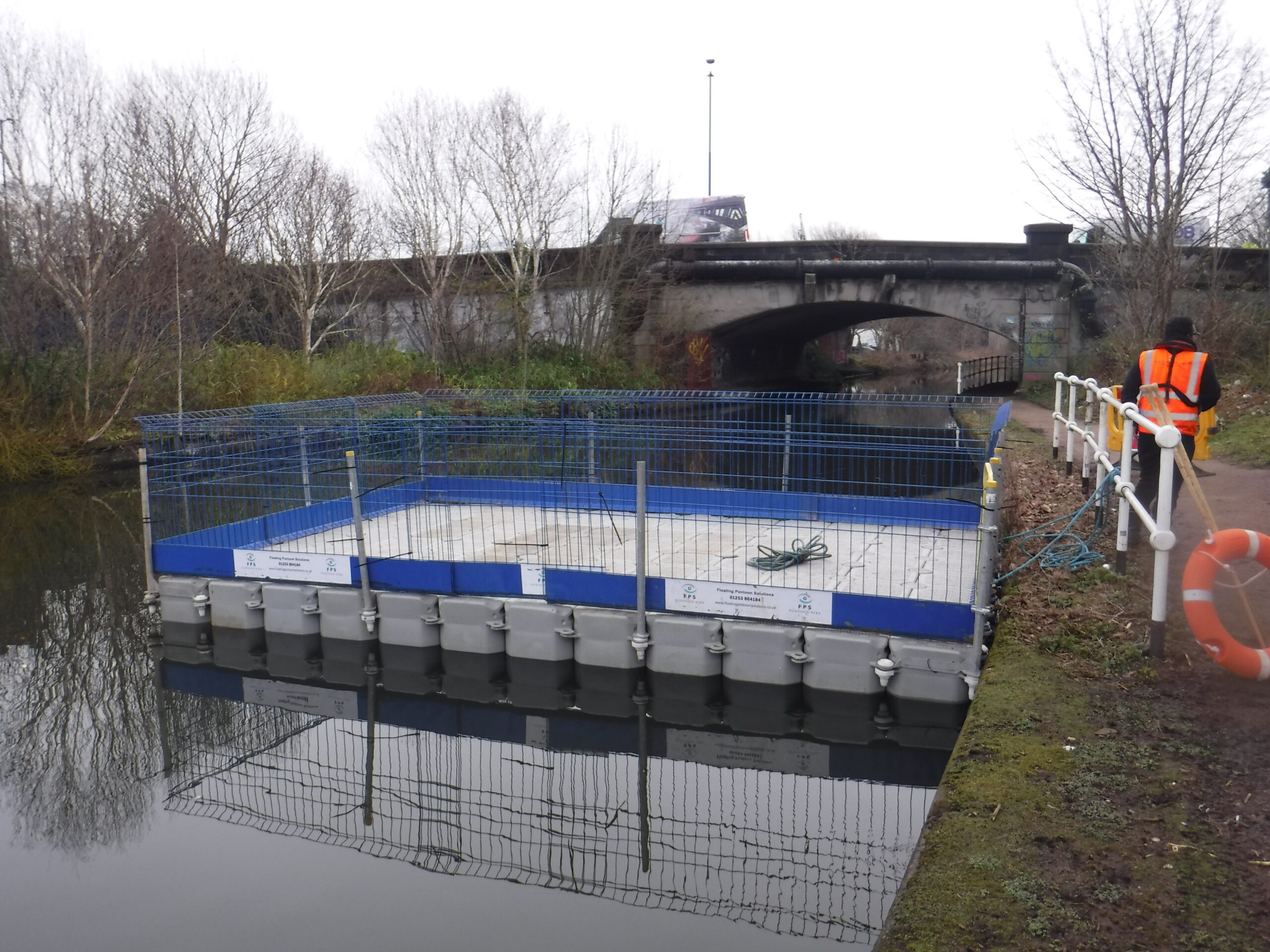 Floating pontoon work platform providing access for concrete and waterside structure repairs