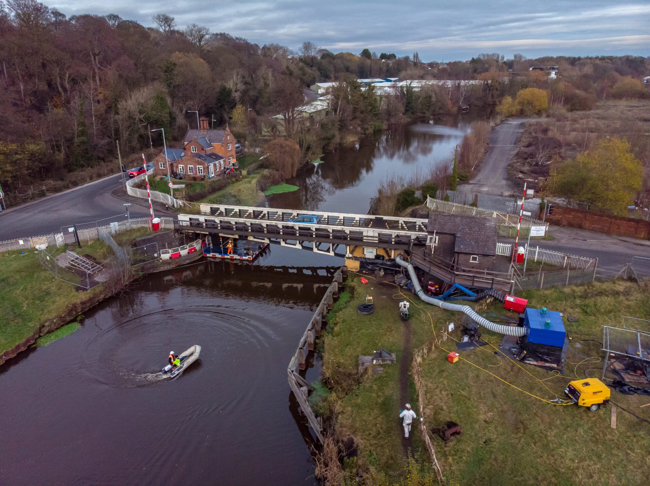 Floating pontoon providing maintenance access to a waterway structure