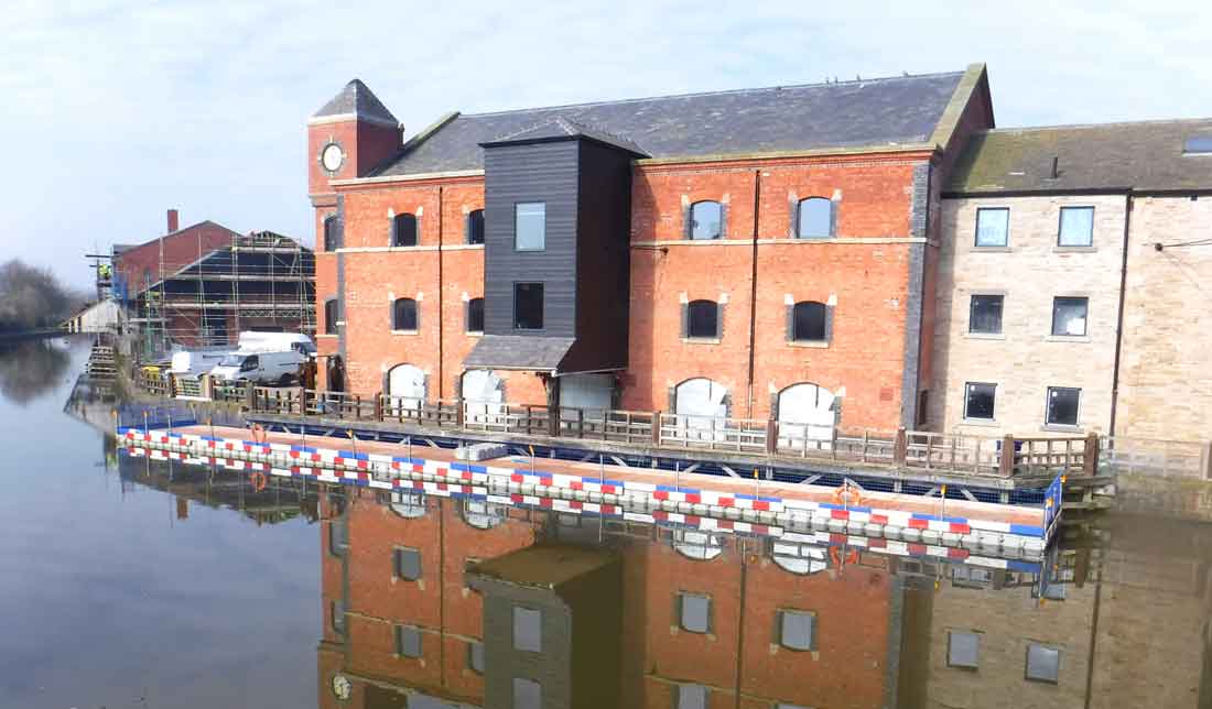 Floating pontoon access platform for waterside civil engineering works