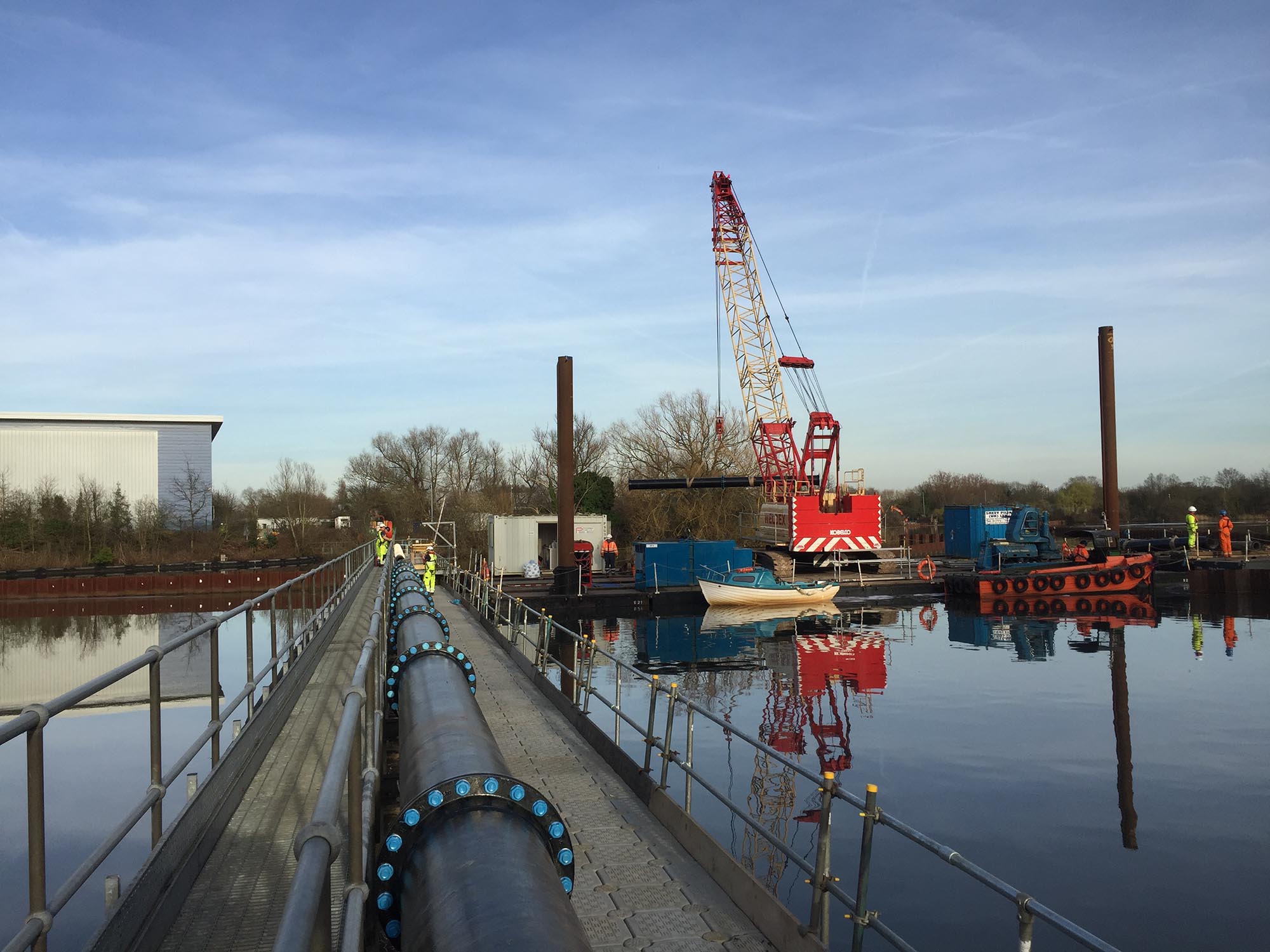 Modular FPS pontoon walkway providing temporary access across a reservoir