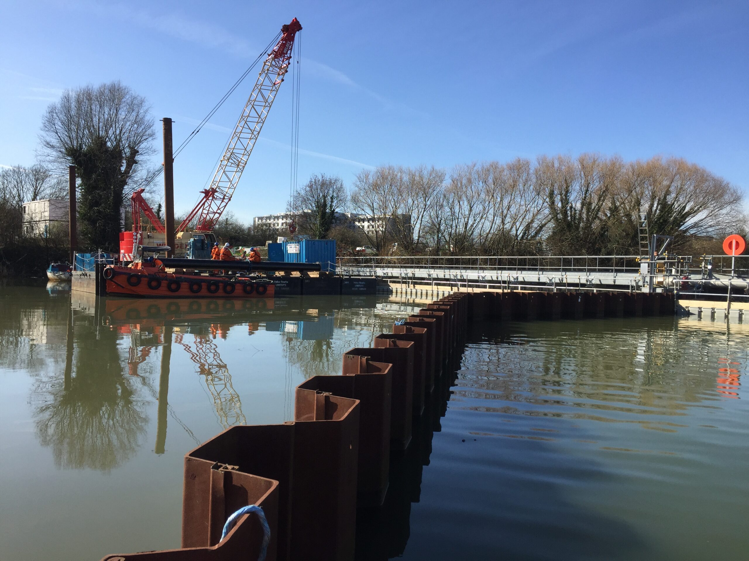 Floating pontoon installation at Heathrow Airport Eastern Balancing Reservoir