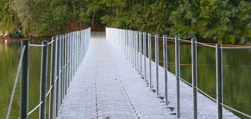 VersaDock floating walkway with handrails